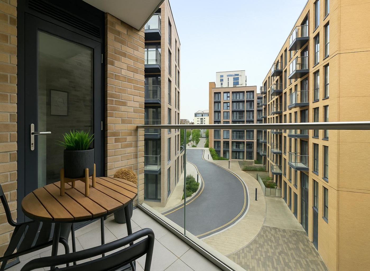 2 Bed Riverside Flat In Wandsworth